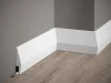 Podlahová lišta – PREMIUM, tvrdý plast PolyForce (HD Polymer), kvalitní bílý lak (finální povrch), 100 x 23 x 2000 mm