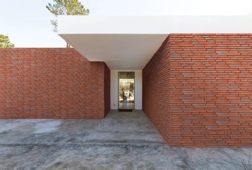 Realizace betonového obkladu BRONX 1 – Cihlové pásky jako součást moderní vily