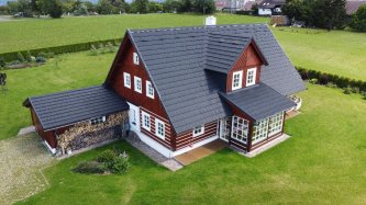 Realizace plastového šindele DDS II na hnědé roubence