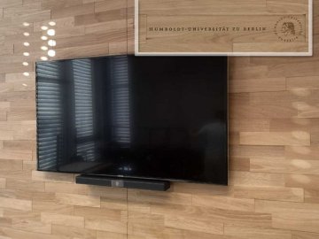 Realizace dřevěného obkladu z dubu v prostoru za televizí