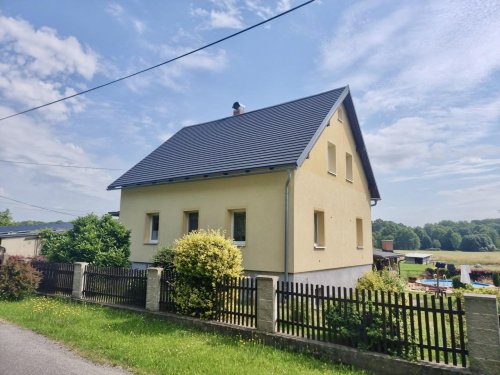 Realizace střešní krytiny EUREKO MODERNA na žlutém domě