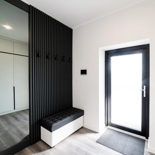 Realizace dřevěných lamel LINEA SLIM 3 – Černá dominanta vstupní chodby