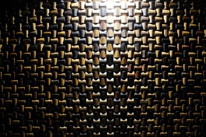 DŘEVENÉ OBKLADY NA STĚNU S PATINOU