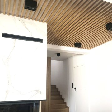 Realizace lamelového obložení stropu na chodbě u schodiště