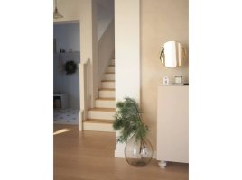 Realizace hladké podlahové lišty v patrovém domě