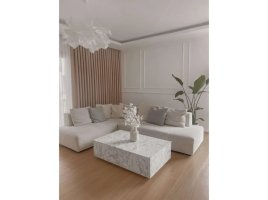 Realizace nástěnných lišt – Dekorace ve světlém obýváku