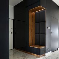 Realizace čalouněných panelů MELANGE – Černá elegance na luxusní chodbě