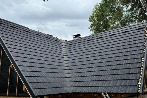 Koľko stojí plastová strešná krytina v roku 2026? Kompletný rozpočet pre plastový šindeľ DDS II